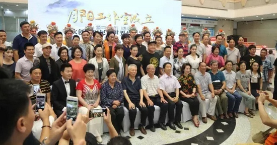 諸多藝術(shù)家和社會各界人士以及唐派弟子、戲迷到場祝賀