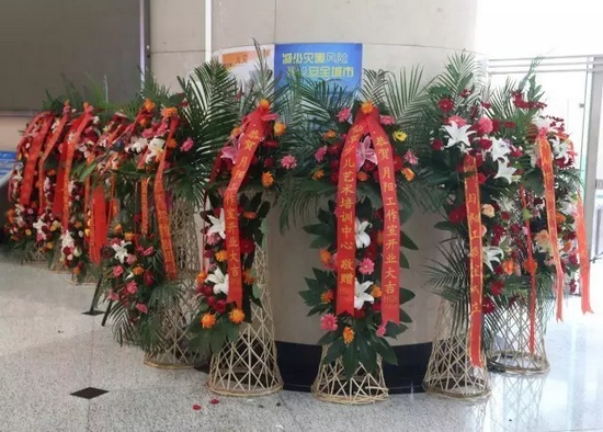 “月陽工作室”團(tuán)隊成員、戲曲志愿者及社會各界送來的祝?；ɑ@