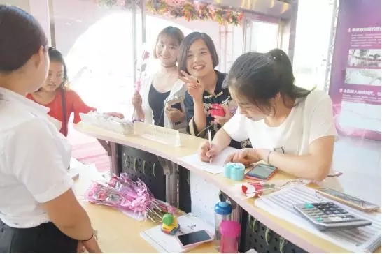 到場(chǎng)嘉賓均獲得巧克力一盒，女士另外還獲得獲得玫瑰花一支。