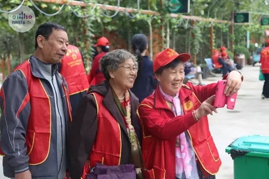 爺爺奶奶叔叔阿姨被盛運莊園的景致吸引，紛紛拍照留影