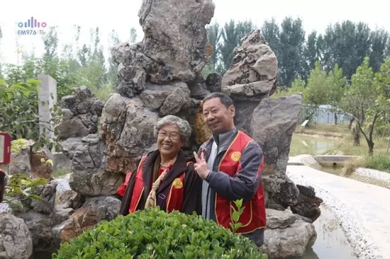 爺爺奶奶叔叔阿姨被盛運莊園的景致吸引，紛紛拍照留影