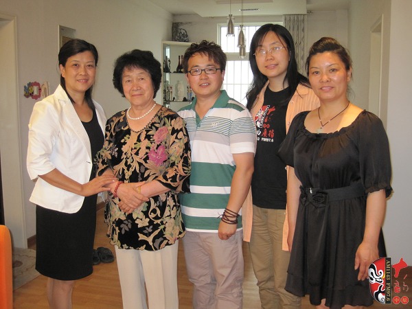 戲曲廣播記者曉雪、中國越調(diào)網(wǎng)站長郭慶璋與越調(diào)名家袁秀蓮及其徒弟合影