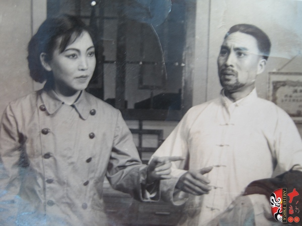 方玉蘭、杜世杰在現(xiàn)戲《在兩條戰(zhàn)線上》中