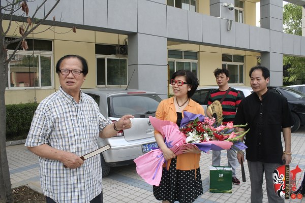  左起：著名豫劇表演藝術(shù)家賈庭聚、河南電臺(tái)戲曲廣播總監(jiān)木子、唐派再傳弟子郭志成等待看望馬云玲女士