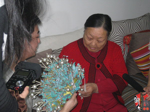 又看到梅蘭芳送給自己的鳳冠，老太太很激動(dòng)