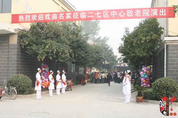 現(xiàn)場(chǎng)的志愿者迎接省內(nèi)的戲曲名家