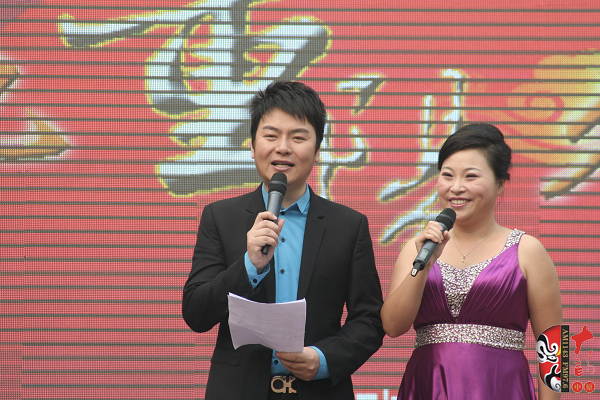 活動(dòng)由著名戲曲節(jié)目主持人，河南電臺(tái)戲曲廣播當(dāng)家小生月陽(yáng)（左）戲曲廣播《票友排行榜》主持人丁蘭（右）主