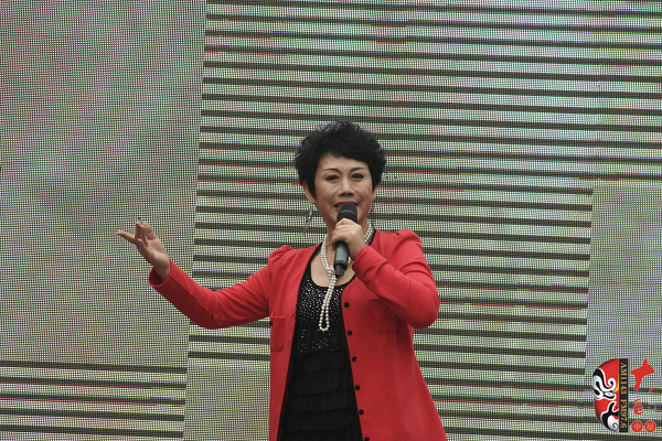 著名豫劇表演藝術(shù)家魏俊英現(xiàn)場(chǎng)演唱豫劇《紅菊》選段“十祝?！薄ⅰ段迨勒?qǐng)纓》選段“先王爺封我是個(gè)長(zhǎng)壽星”