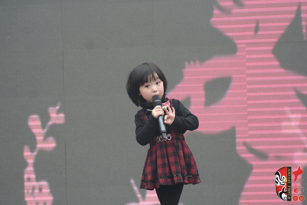 河南電視臺(tái)《梨園春》明星小擂主、河南軒逸少兒藝術(shù)培訓(xùn)中心張楚怡演唱豫劇《抬花轎》選段“從今后不當(dāng)那老