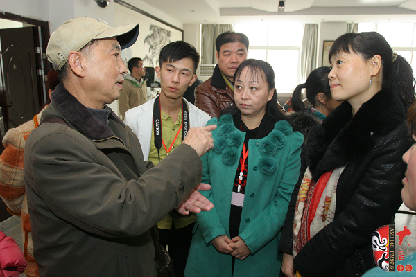 03著名黃梅戲表演藝術(shù)家、有“小董永”之稱的夏承平進入比賽現(xiàn)場就被黃梅戲粉絲圍觀