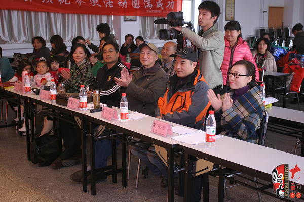 評委（左起）：河南電臺戲曲廣播《票友排行榜》河南十大名票黃立群、陜西戲曲廣播資深音樂編輯焦詠、著名黃