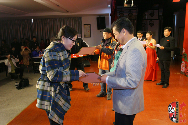 河南電臺戲曲廣播副總監(jiān)張彤、安徽戲曲廣播副總監(jiān)汪源、陜西戲曲廣播資深音樂編輯焦詠為晉級選手頒發(fā)晉級牌