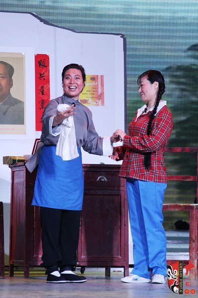 第三場，河南電臺戲曲廣播總監(jiān)木子（左）飾栓保娘，《梨園星秀場》《有你就有戲》主持人媛媛（右）飾銀環(huán)