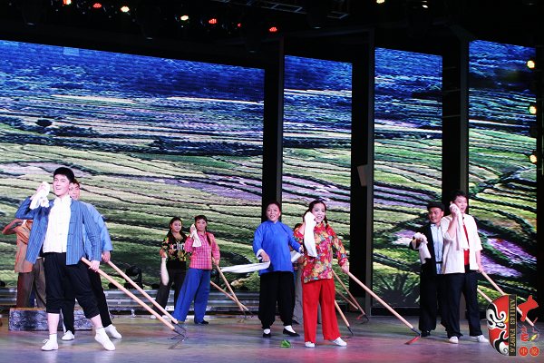 群眾勞動場面，劇中演員包含票友、專業(yè)演員、戲迷