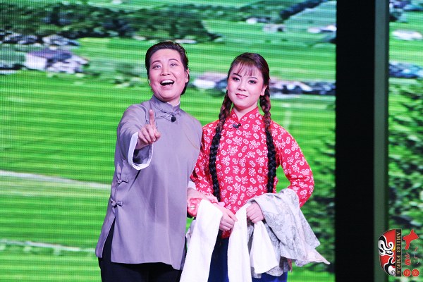 第九場，河南電臺戲曲廣播總監(jiān)木子（左）飾栓保娘，素雅青年豫劇團(tuán)劉帥毅（右）飾銀環(huán)