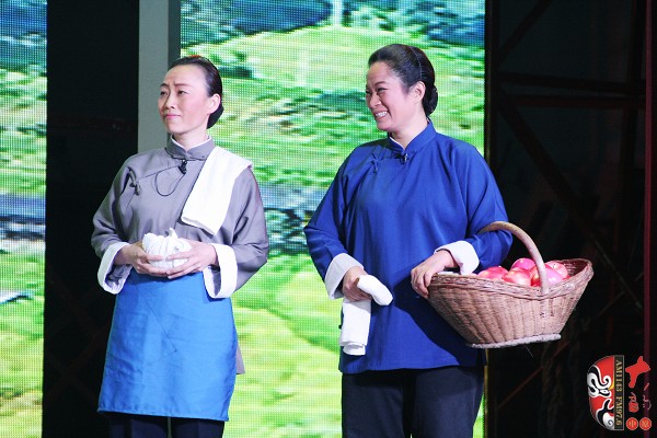 第七場，河南電臺戲曲廣播副總監(jiān)、中國播音主持金話筒獎獲得者張彤（左）飾栓保娘