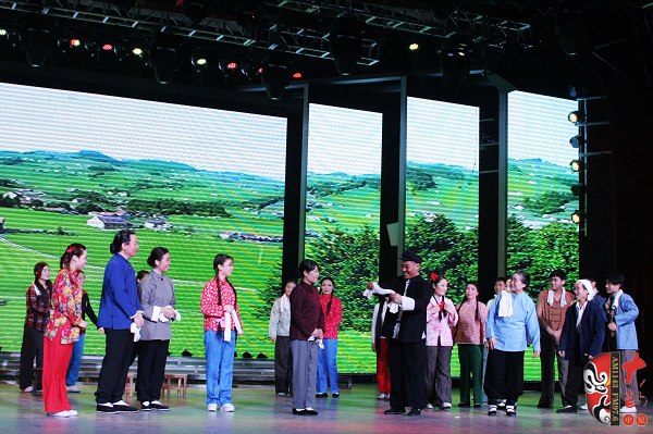 眾鄉(xiāng)親場面——包含河南電臺戲曲廣播主持人，專業(yè)戲曲演員、戲曲票友，河南電臺戲曲廣播聽眾