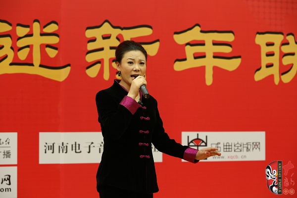 戲曲廣播主持人王唯、曉琴、丁蘭、李鋮及鄭州市曲劇團(tuán)優(yōu)秀演員張娜共同表演的小品《賣鞋》