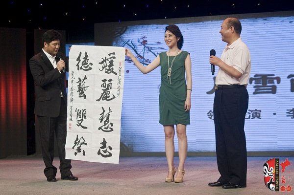 美國(guó)商會(huì)河南分會(huì)會(huì)長(zhǎng)、豫劇名票翟金城先生親自揮毫增字祝賀并當(dāng)場(chǎng)即興演出