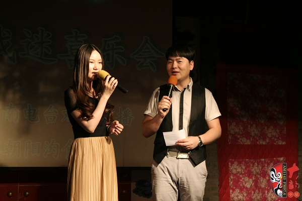 主持人：河南電臺戲曲廣播《越學越開心》主持人張琳，著名戲曲節(jié)目主持人、戲曲廣播當家小生月陽