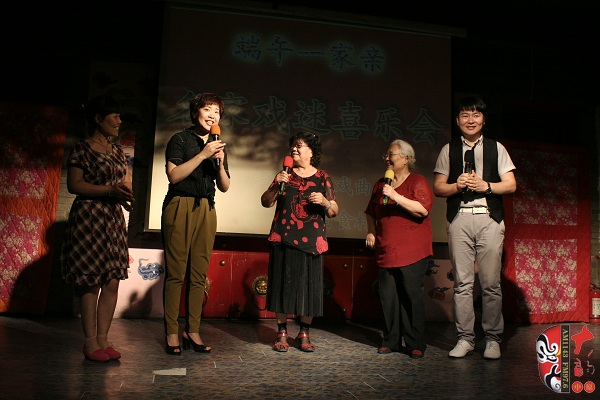 戲曲廣播總監(jiān)木子、豫劇表演藝術家楊華瑞、高潔、戲曲廣播當家小生月陽、票友張華合作表演《朝陽溝》選段