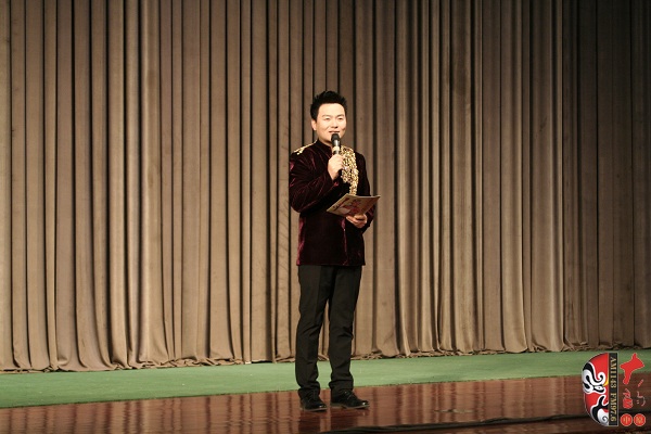 主持人：著名戲曲節(jié)目主持人、河南電臺戲曲廣播“當(dāng)家小生”月陽