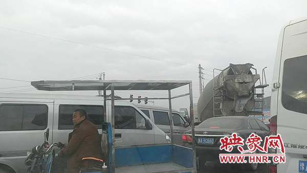 早高峰時路口各類車輛擠在一起