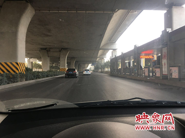 限行首日，三環(huán)橋上橋下，車輛不多，交通狀況良好。