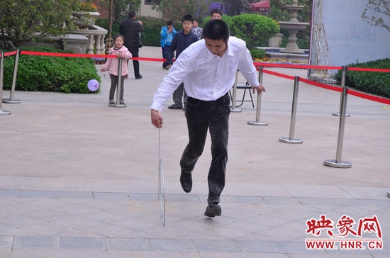 說是比賽，其實(shí)就是活力的釋放，就是開心的海洋，丟沙包、踢毽子、三人四足、滾鐵環(huán)等項(xiàng)目