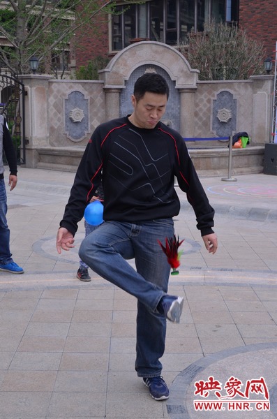 說是比賽，其實(shí)就是活力的釋放，就是開心的海洋，丟沙包、踢毽子、三人四足、滾鐵環(huán)等項(xiàng)目