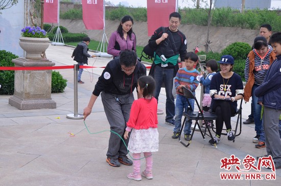 當(dāng)然啦，也有小天使現(xiàn)場(chǎng)跟爸比罷工的，就是不跳，弄的爸爸也哭笑不得。