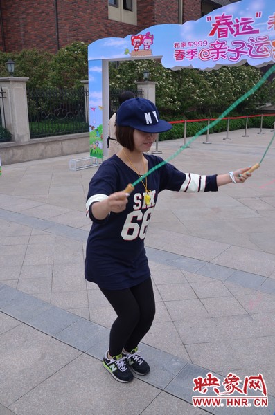 小麥也是現(xiàn)場(chǎng)玩起了跳繩，技術(shù)不錯(cuò)嘛！