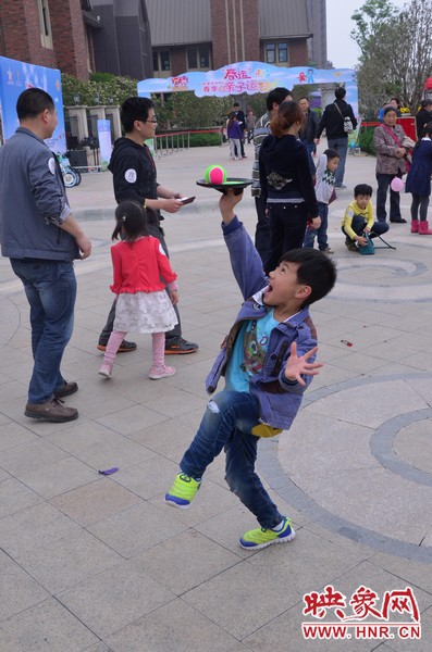 小弟弟，你玩?zhèn)€托球不用這么夸張吧，哈哈！