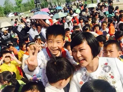 現(xiàn)場看來，陶真姐姐更是倍受孩子們的歡迎！