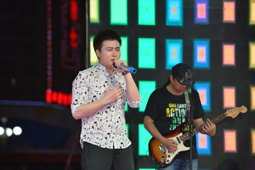 首先出場(chǎng)的是主播佳雨，一首《李白》，瞬間將現(xiàn)場(chǎng)的火熱氣氛點(diǎn)著。