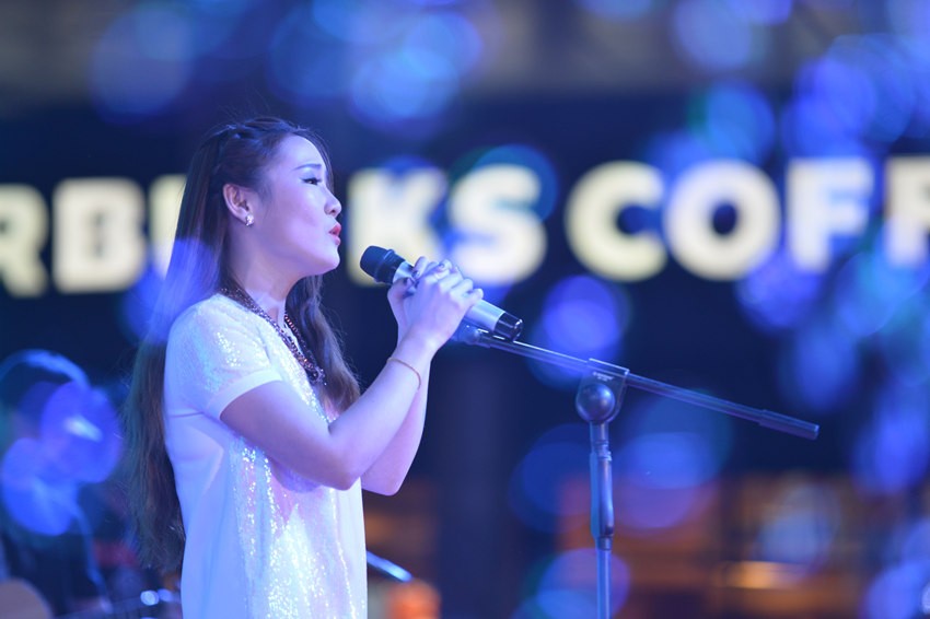 接下來(lái)是主播丹丹的《辛德瑞拉》，作為一個(gè)音樂(lè)節(jié)目的主播，唱歌當(dāng)然都是毛毛雨。