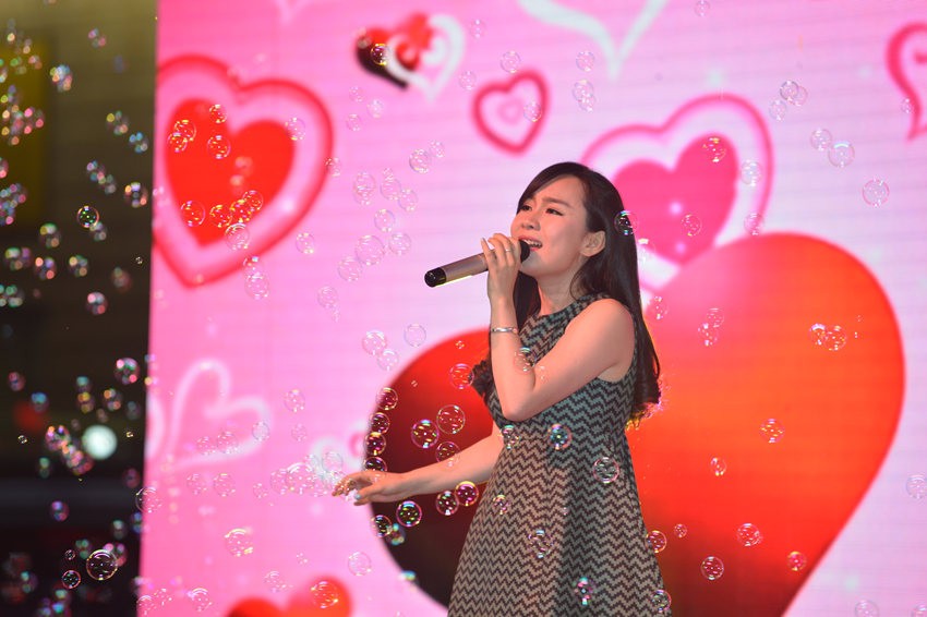 夢(mèng)茹選擇了走溫情路線，《至少還有你》唱的是深情款款。