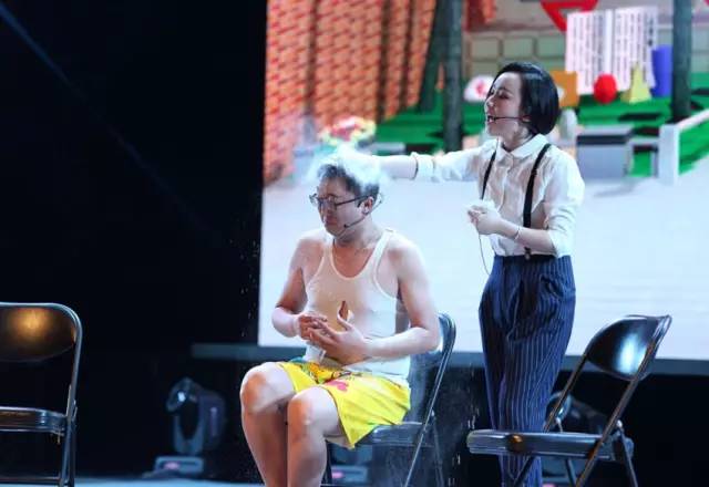 隨后一秒鐘，畫風(fēng)突變，楊奕遭夢茹慘虐！