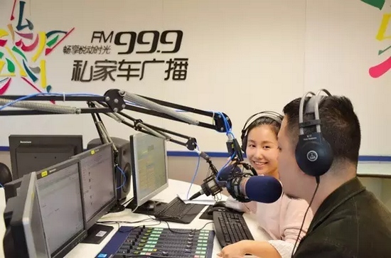 美女嘉賓來做客直播間，麥姐看莫非的眼神，嘖嘖，愛一個人是什么感覺？