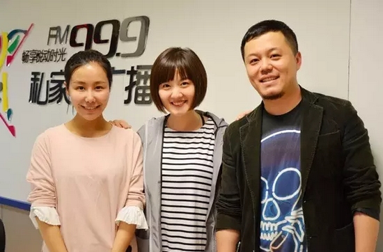 跟兩位女神在一起，莫非你知道你此刻有多招小編嫉恨？