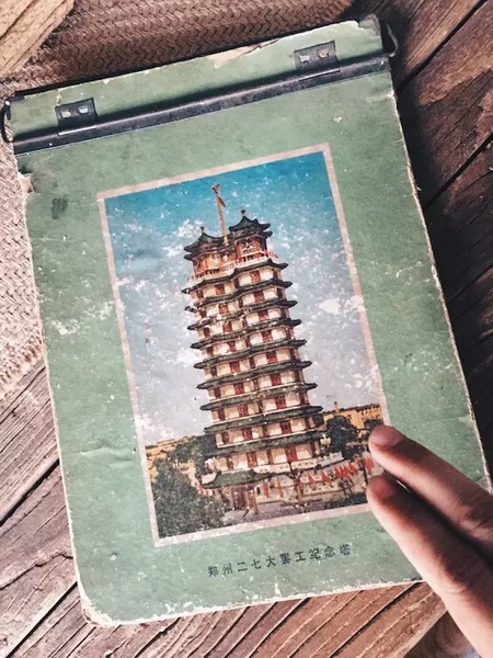 我們撫摸著鄭州的歷史，從中了解它的厚度。