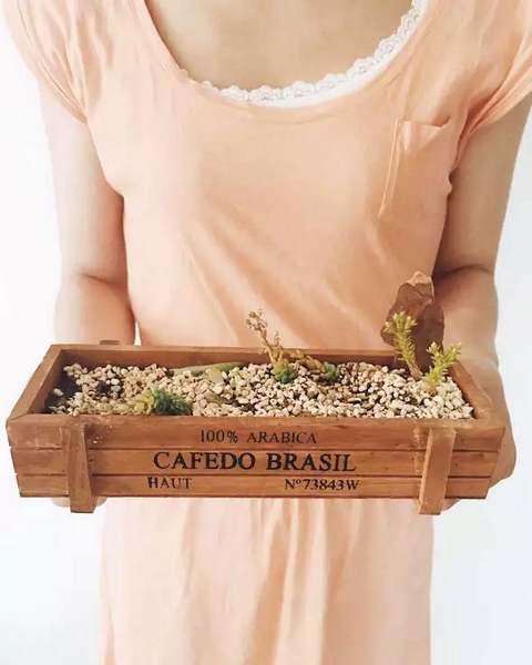 我們同時也在撫摸著希望，從中了解鄭州的生命張力。