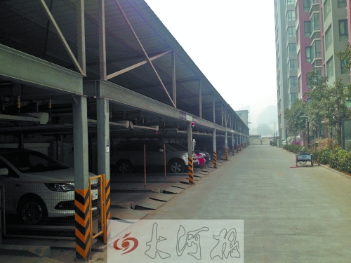 中原區(qū)新禧園小區(qū)，靠著圍墻的空地，建成兩層立體車(chē)庫(kù)。