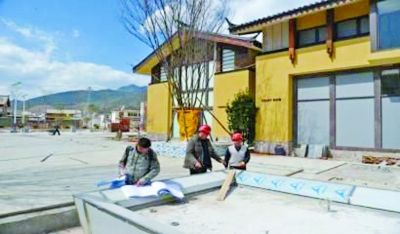 　　別墅工地，工人正在施工。