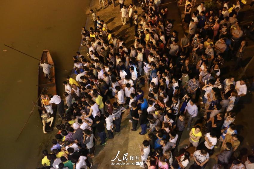 6月4日晚，湖南省婁底市二大橋跳河自殺的女子遺體被打撈上來。