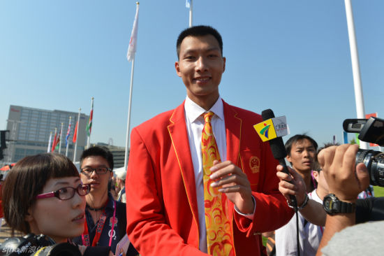 易建聯(lián)參加奧運村升旗儀式 易建聯(lián)參加奧運村升旗儀式