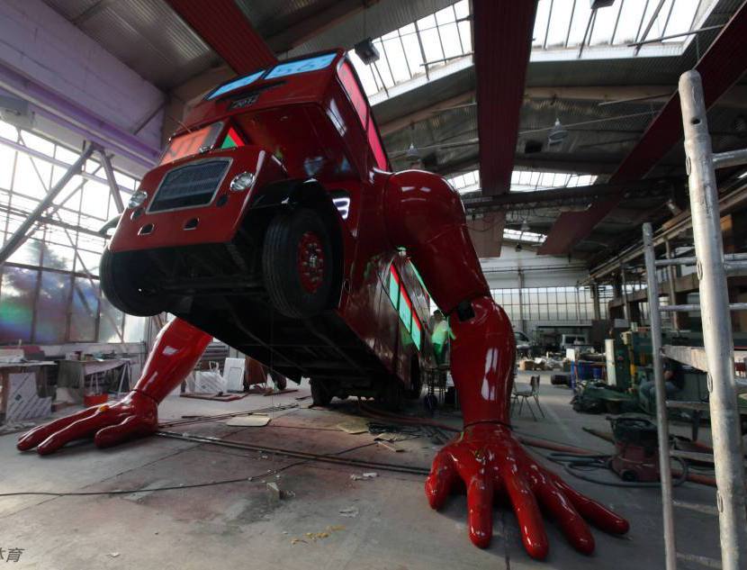 倫敦公交車(chē)也做俯臥撐