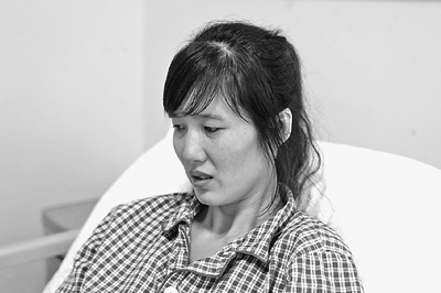 郭萍先做完手術(shù)的左腳剛剛拆線，但還打著石膏，鋼釘也尚未取出