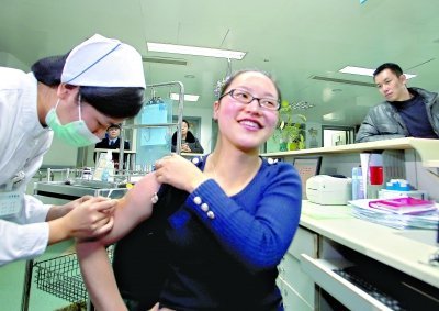 昨日，向雪敏在同濟(jì)醫(yī)院血液科病房打動員劑，丈夫陳武右在身后注視著妻子 記者傅克強(qiáng)