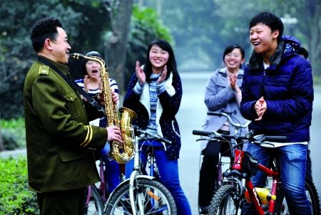 自學(xué)三種樂器，大學(xué)保安哥夢想開音樂會